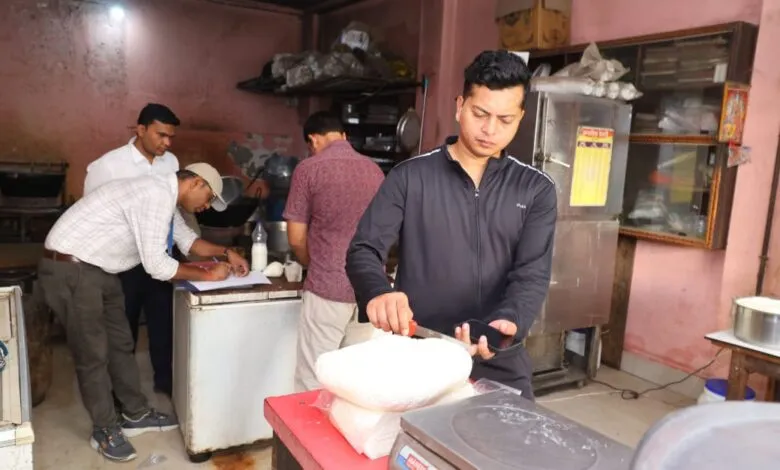 डेयरियों पर पहुंची जिला प्रशासन की टीम, लिए सैंपल, कार्रवाई के लिए रिपोर्ट का इंतजार