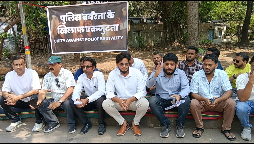 आजाद नगर थाना प्रभारी पर मारपीट का आरोप, एफआईआर दर्ज करने की मांग को लेकर धरना