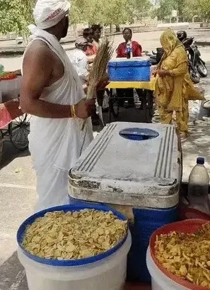 शिक्षक भर्ती विवाद: गले में मटकी-हाथ में झाड़ू लेकर शिक्षक अभ्यर्थियों का प्रदर्शन
