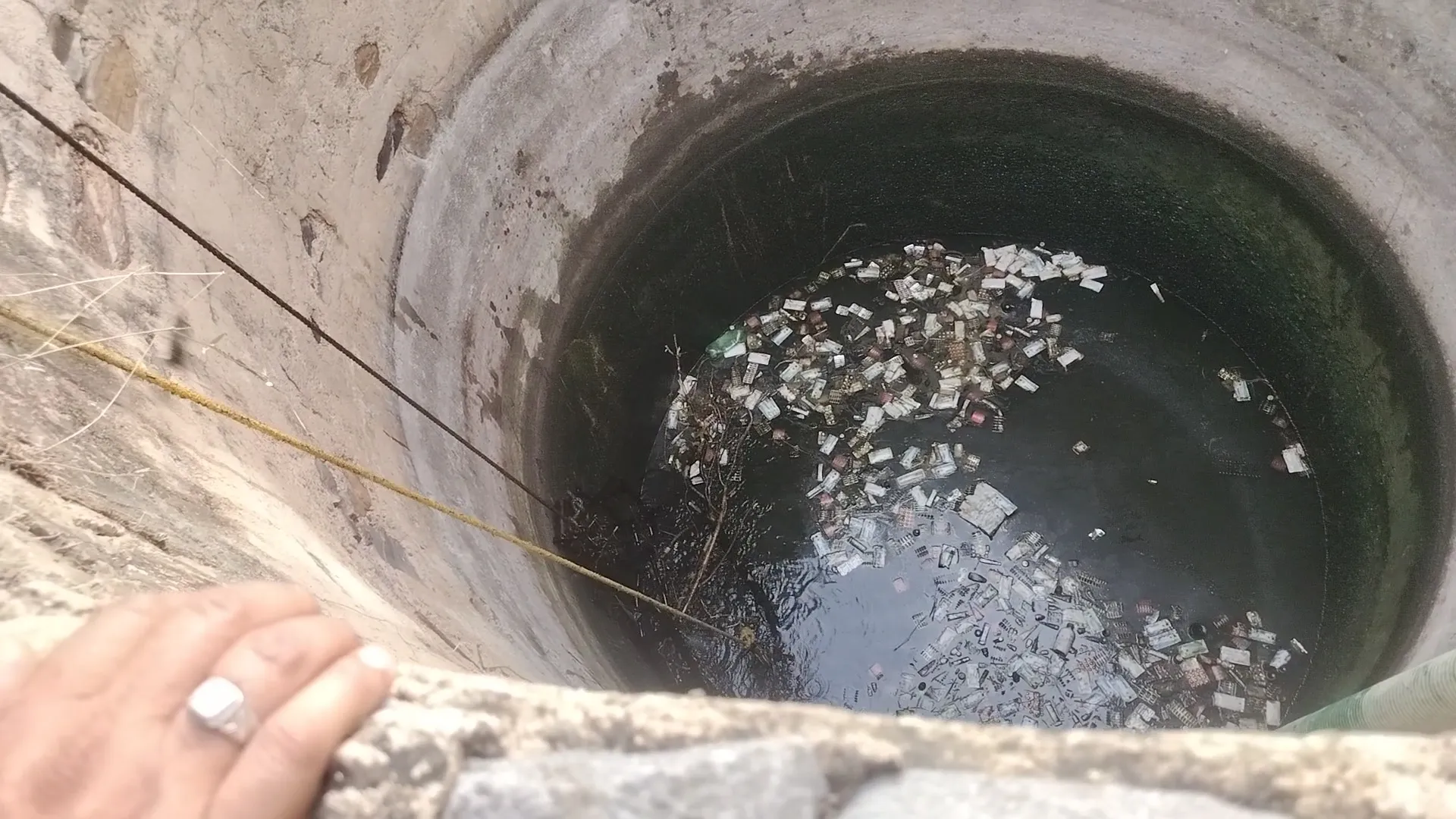 नूंह: दस दिन से लापता महिला का पत्थर से बंधा शव कुएं से बरामद, मचा हड़कंप