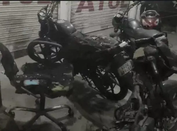 ऑटो मोबाइल दुकान में भीषण आग, तीन बाइकें और ढाई लाख का सामान जलकर राख
