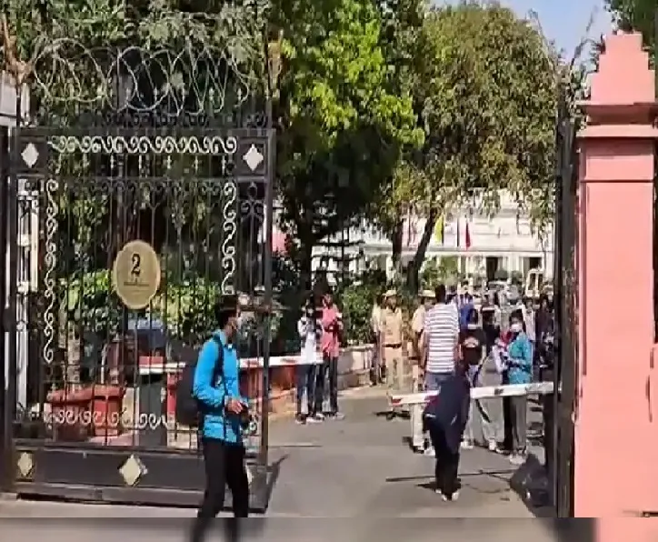 VIP गेट तोड़कर विधानसभा में घुसी कार, सुरक्षा व्यवस्था पर बड़े सवाल