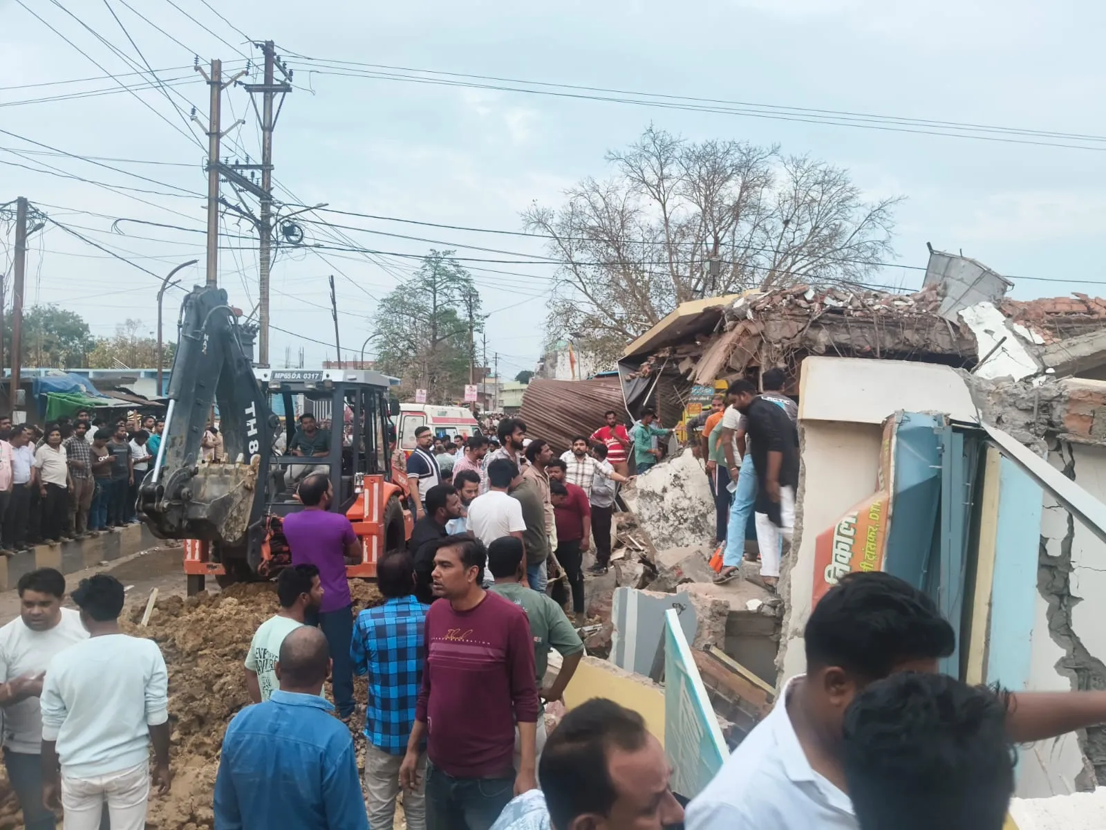 अचानक भरभराकर गिरी इमारत, हादसे में व्यक्ति की मौत, मलबे में कई लोग फंसे 