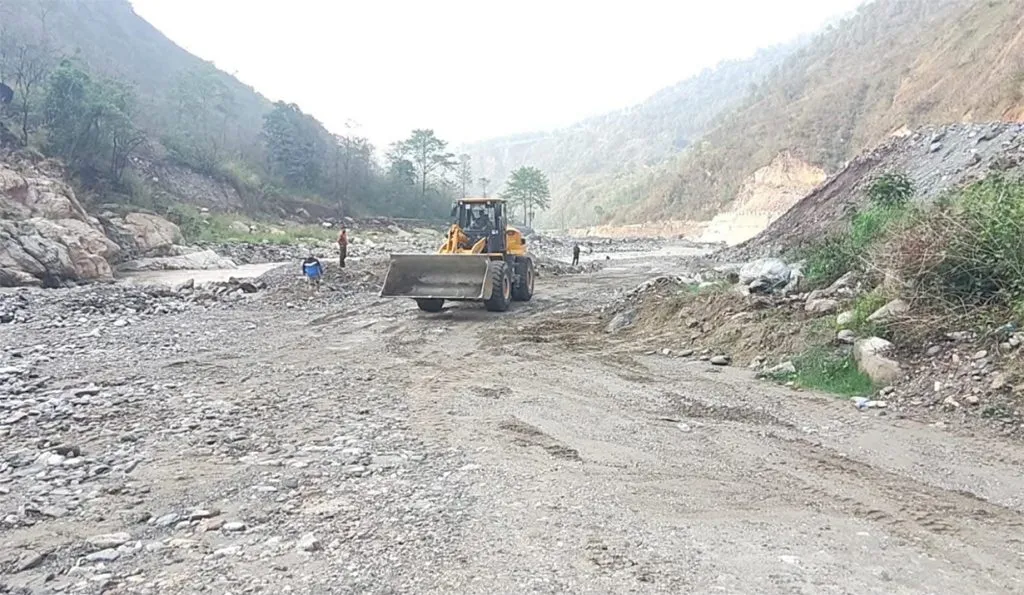 नेपाल का बीपी राजमार्ग तीन दिन बाद भी नहीं हो पाया सुचारू