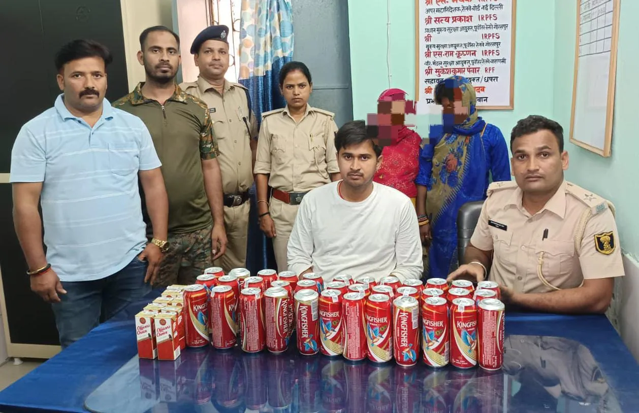 आरपीएफ व उत्पाद विभाग ने दो महिला तस्करों को दबोचा, भारी मात्रा में विदेशी शराब बरामद