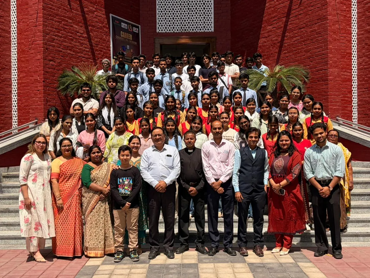 फिलिप्स मे मोरियल मेथोडिस्ट चर्च द्वारा लगाया गया करियर काउंसलिंग शिविर
