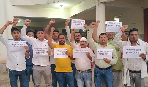  पत्रकारों के साथ दुर्व्यवहार के विरोध में चतरा के पत्रकारों ने जताया रोष