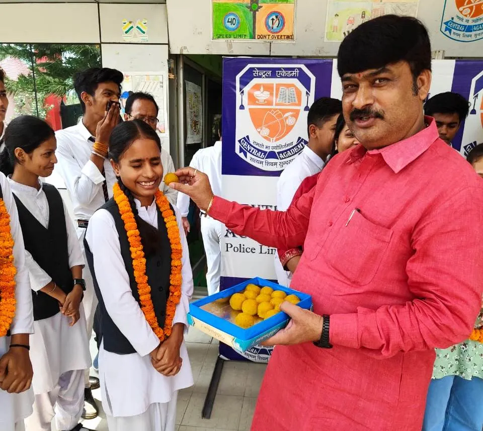सेन्ट्रल एकेडमी में शत प्रतिशत रहा परीक्षाफलः मेधावी छात्रों का बढाया हौसला