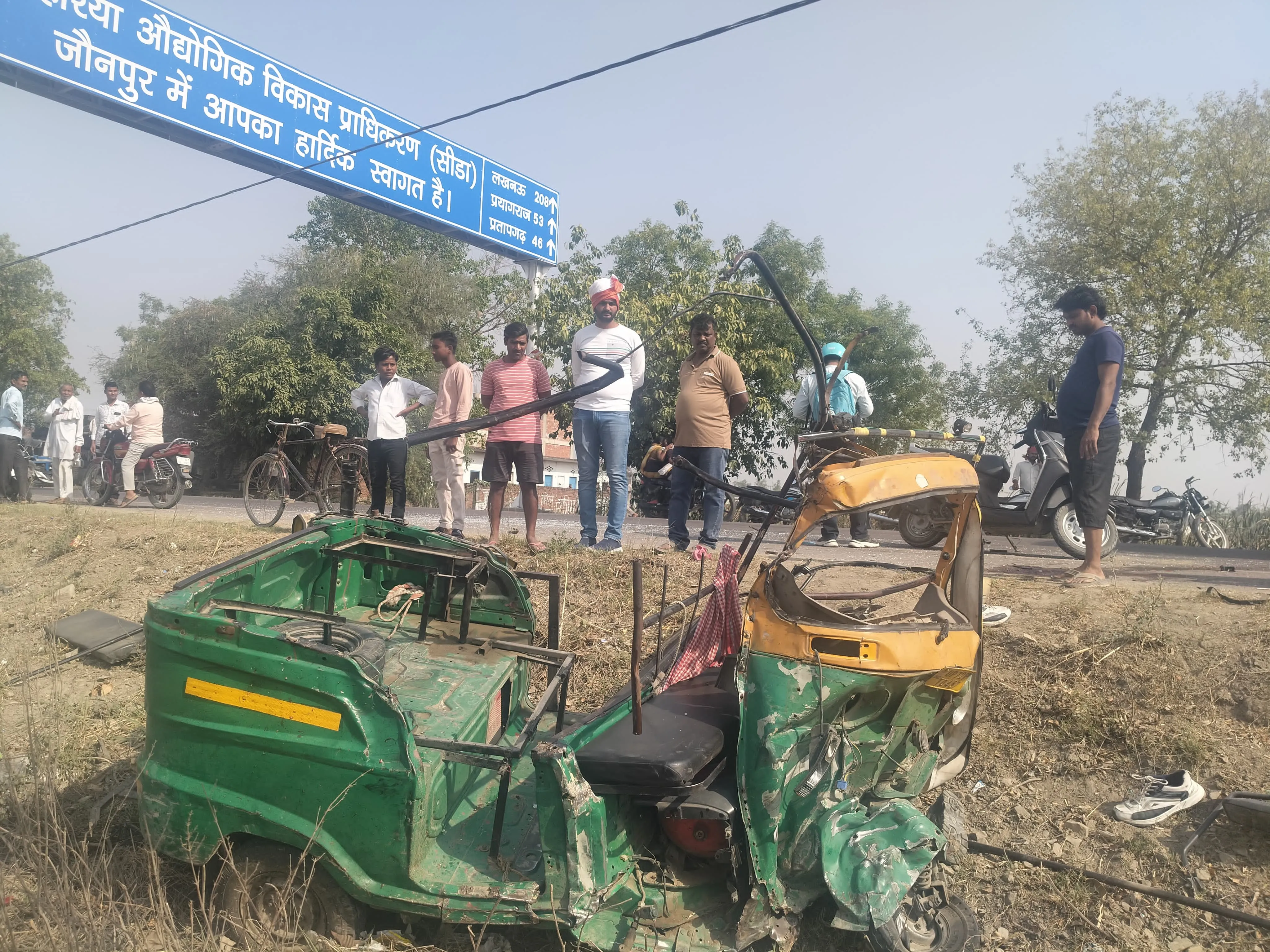 ट्रक ने ऑटो रिक्शा में मारी टक्कर, हादसे में तीन सवारियाें की माैत