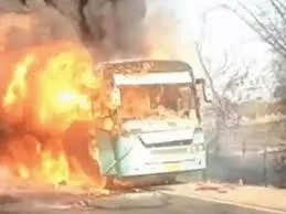  चलती यात्री बस में लगी भीषण आग, सभी यात्री सुरक्षित बचाए गए, सामान जलकर खाक