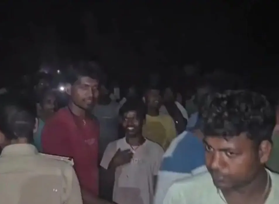 तेज रफ्तार कंटेनर ने बाइक को मारी जोरदार टक्कर, दो युवकों की मौत, एक गंभीर