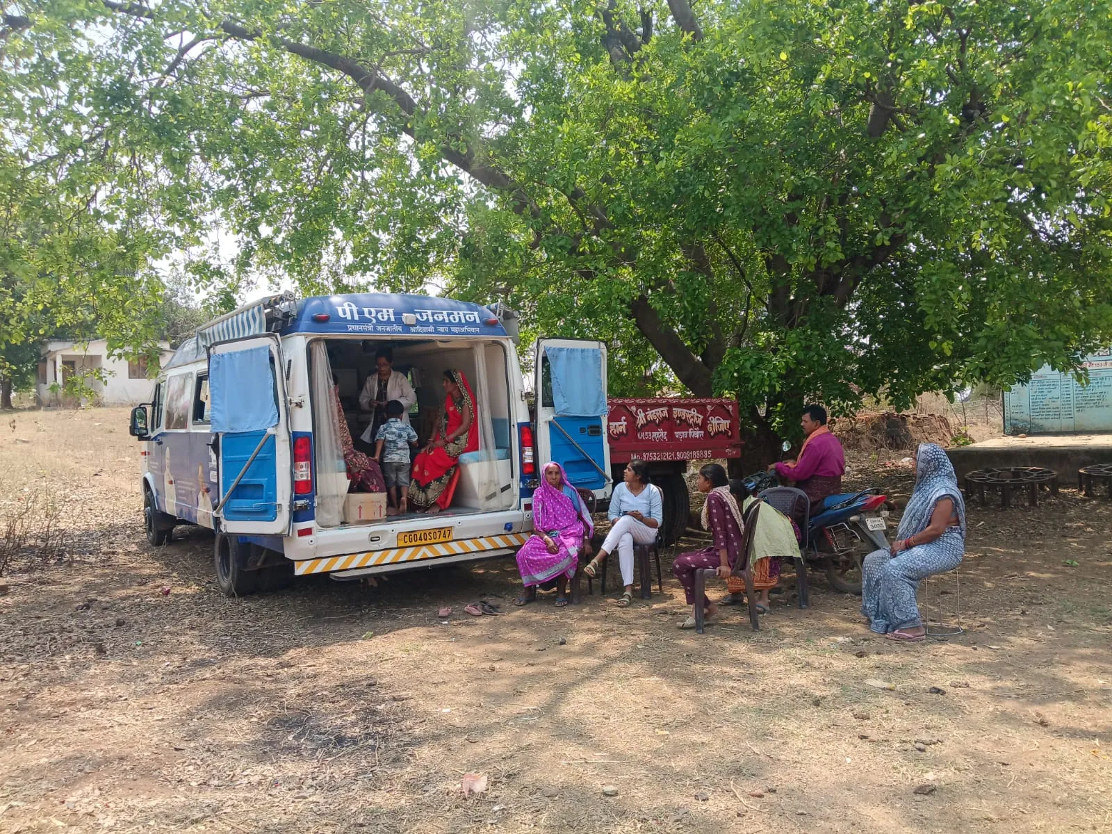 विशेष पिछडी जनजाति क्षेत्र में मोबाईल मेडिकल यूनिट बनी लोगों के लिए संजीवनी