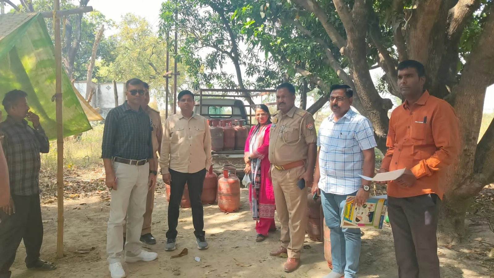 घरेलू सिलेंडर से गैस चोरी करते दो आरोपित गिरफ्तार, वाहन, सिलेंडर व रिफलिंग मशीन बरामद