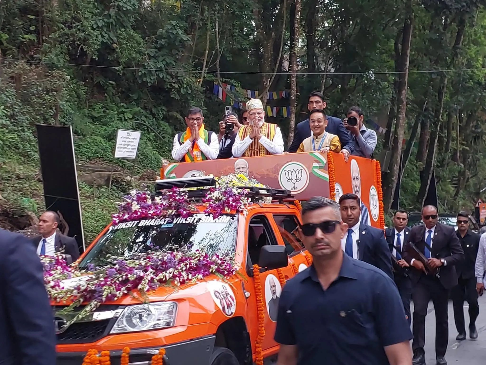 प्रधानमंत्री नरेन्द्र मोदी दो दिवसीय दौरे पर सिक्किम पहुंचे, भव्य स्वागत