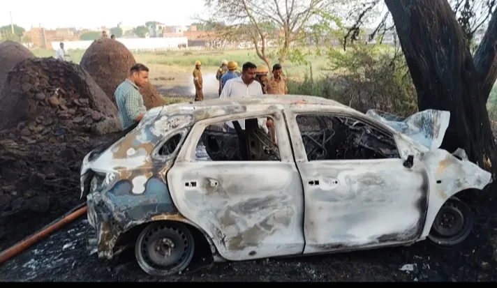 बाइक को बचाने में पेड़ से टकराई कार, जिंदा जला चालक, बाइक सवार की भी मौत