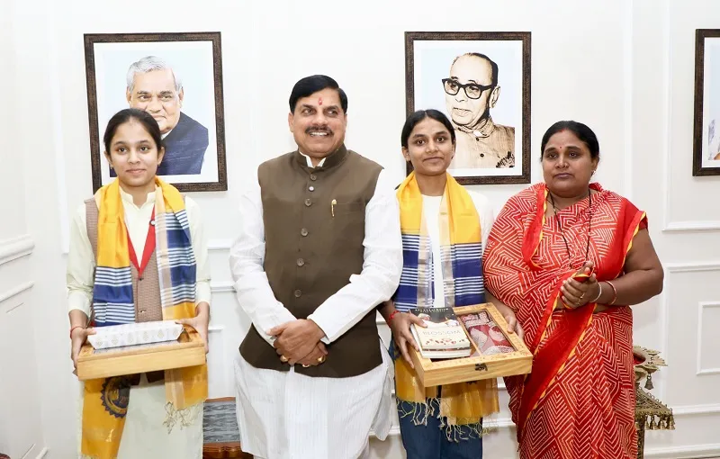  बारहवीं बोर्ड टॉपर छात्राओं को प्रोत्साहन स्वरूप दी जाएगी एक-एक लाख रुपये की राशि