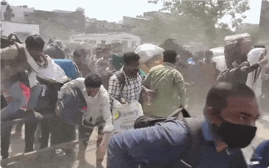  उधना रेलवे स्टेशन पर यात्रियों की भारी भीड़ से हालात बेकाबू, करना पड़ा बल प्रयोग