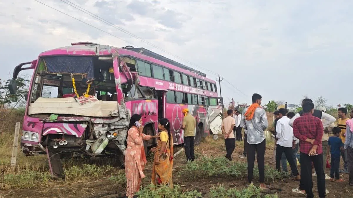 यात्री बस ने ट्रक को मारी जोरदार टक्कर, 15 से अधिक यात्री घायल, पांच गंभीर