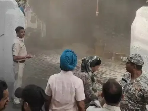प्लास्टिक-पटाखा गोदाम में भीषण आग, धमाकों से दहला इलाका, काबू पाने की जद्दोजहद