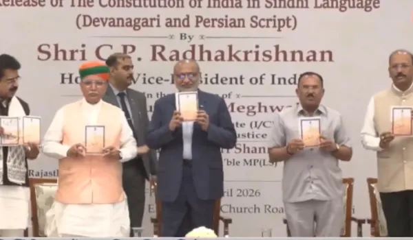 उपराष्ट्रपति ने सिंधी भाषा में संविधान का नवीनतम संस्करण किया जारी