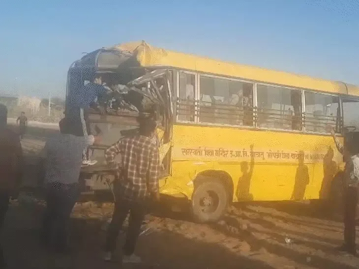 तेज रफ्तार ट्रक ने स्कूल बस को मारी टक्कर, 10 बच्चे घायल, पांच की हालत गंभीर