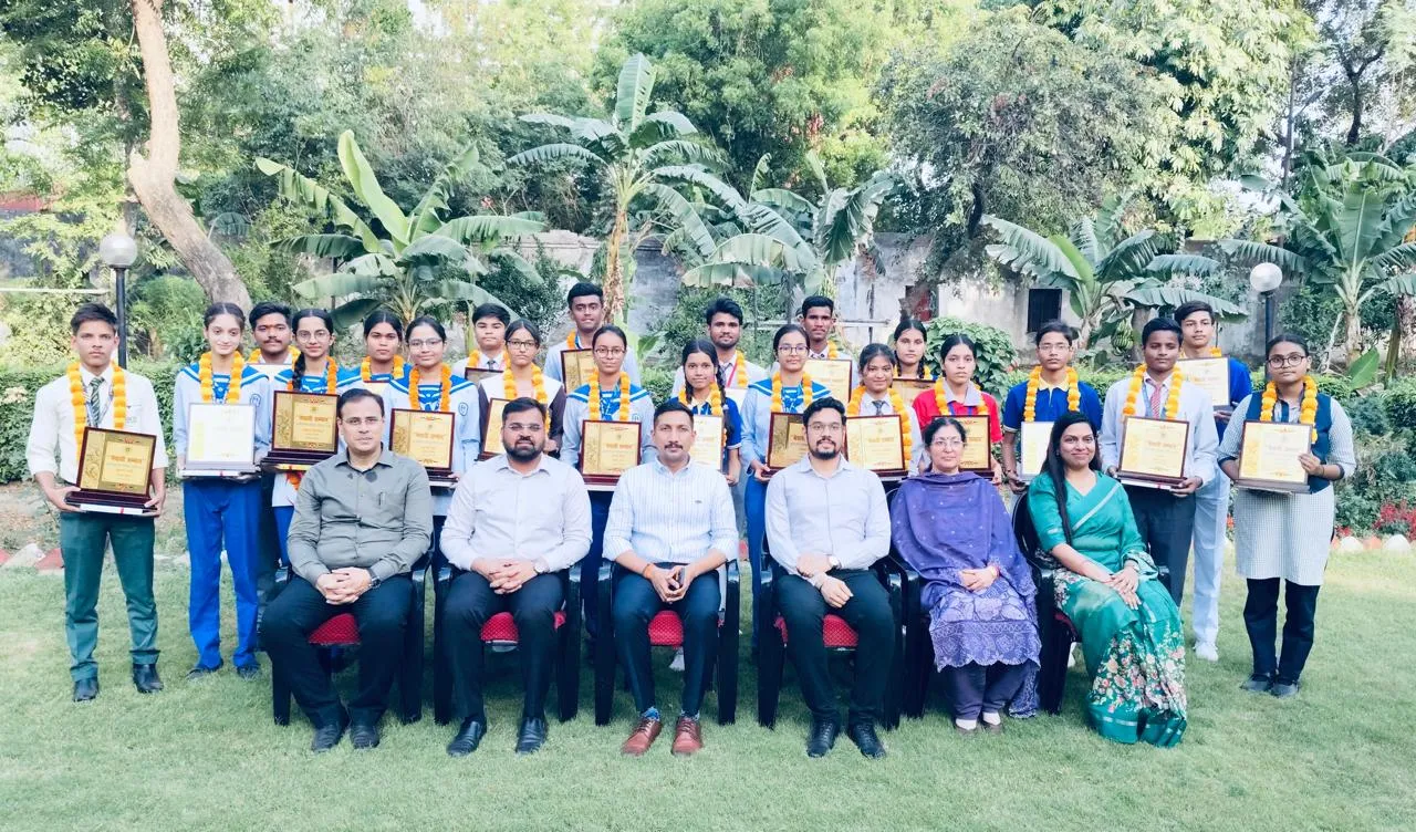 यूपी बोर्ड परीक्षा 2026: टॉप 10 मेधावियों को डीएम ने किया सम्मानित