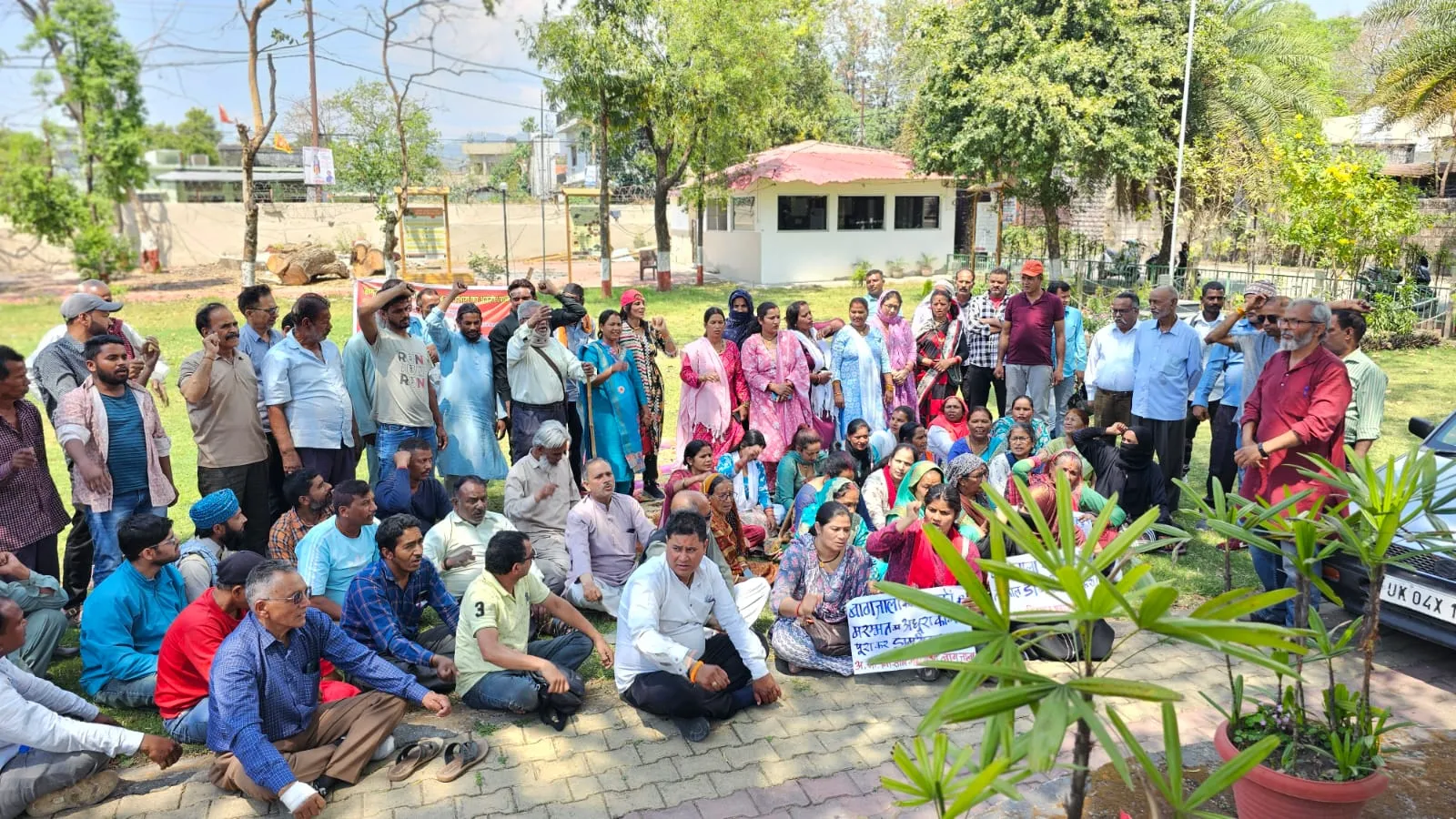 अखिल भारतीय किसान महासभा बागजाला के बैनर तले विकास कार्यों को लेकर किसानों का धरना