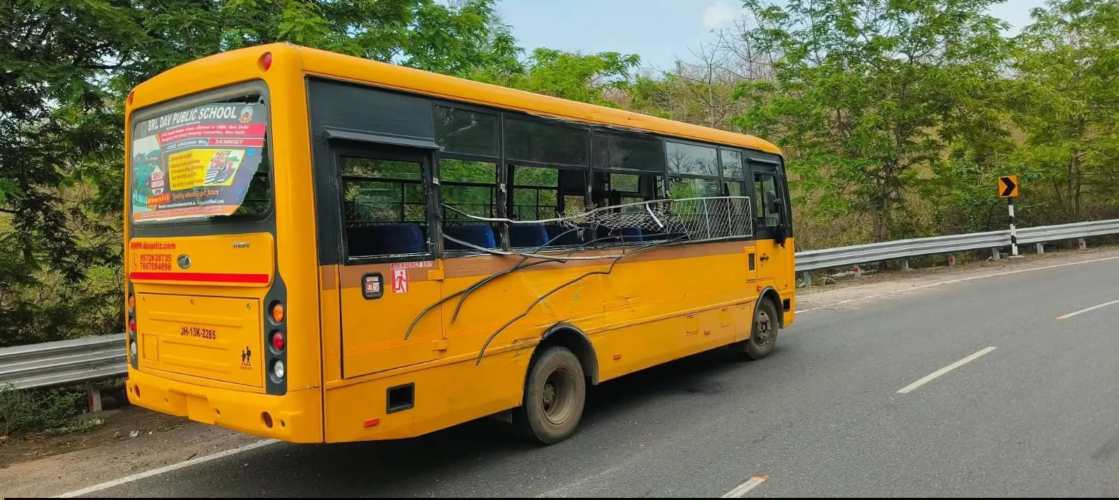 स्कूल बस और हाईवा की जोरदार टक्कर में दर्जनों बच्चे घायल, जांच जारी 