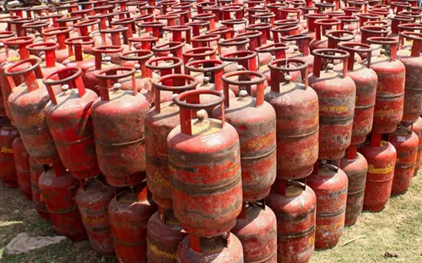  एलपीजी की कालाबाजारी पर कार्रवाई जारी, 2945 स्थानों पर हुई जांच, 4642 गैस सिलेण्डर जब्त