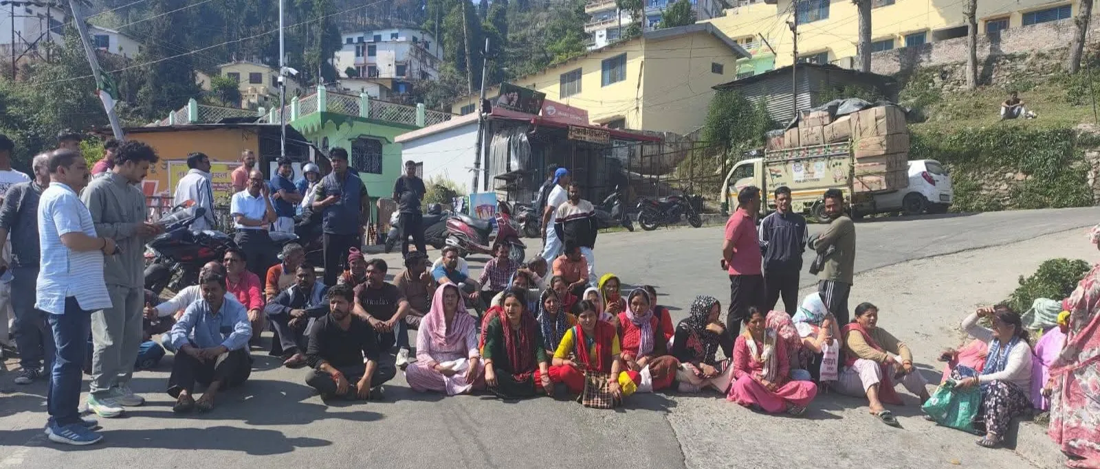 पौड़ी गढ़वाल के नए बस अडडे में घरेलू गैस आपूर्ति बाधित, उपभोक्ताओं ने लगाया जाम