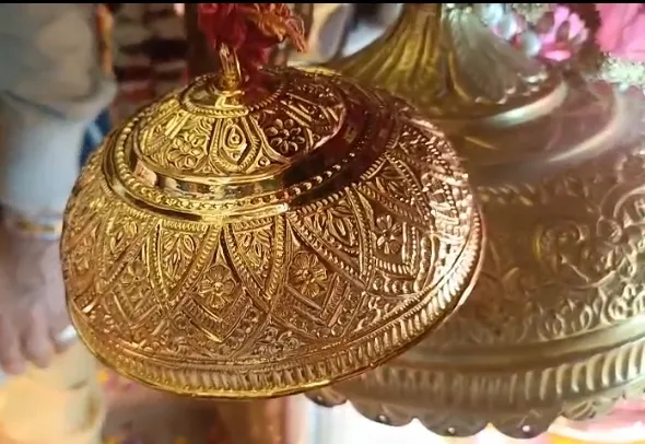 मां चिंतपूर्णी जी को 11 तोले सोने का छत्र, पंजाब के श्रृद्धालू की मां को भेंट