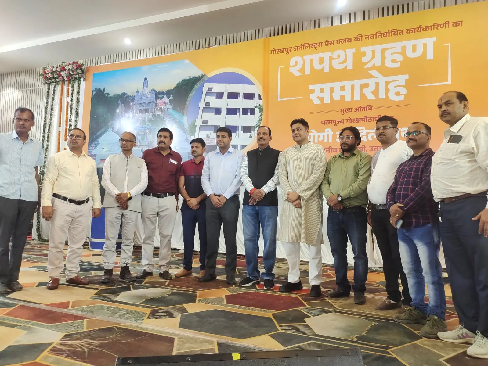 अधिकारियों का किया गया सम्मान, डीएम-एसएसपी ने की पत्रकारों की सराहना