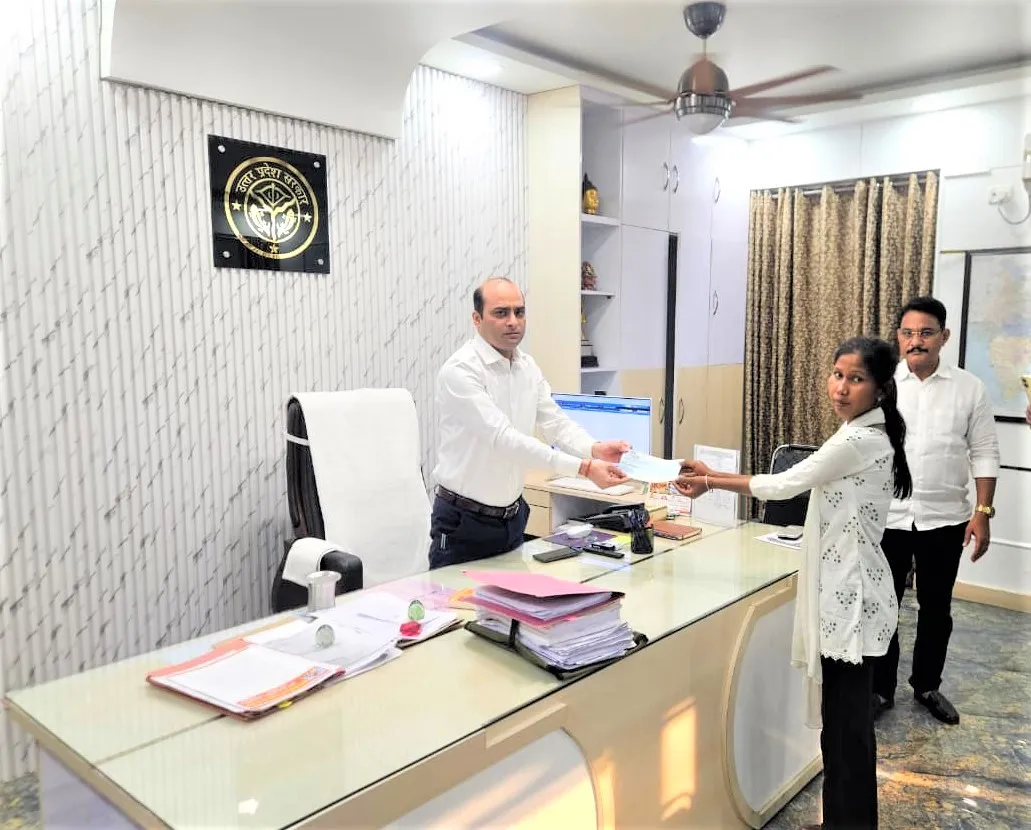 डीएम ने अनाथ गोल्डी को 20 हजार रूपये का चेक प्रदान कर आर्थिक मदद की