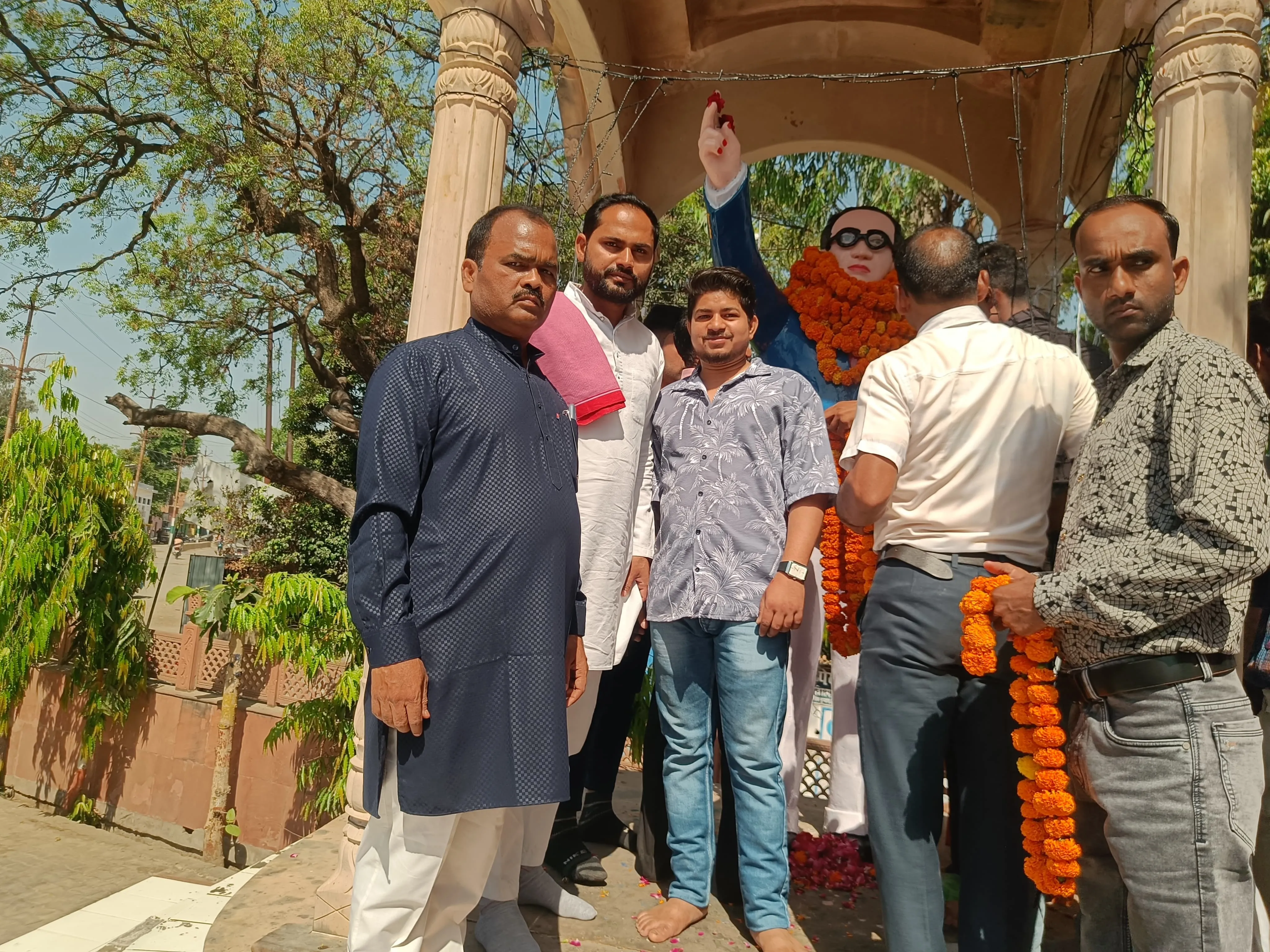 संविधान निर्माता डॉ. भीमराव अंबेडकर की जयंती पर पूर्व चेयरमैन प्रत्याशी ने किया माल्यार्पण, दी श्रद्धांजलि