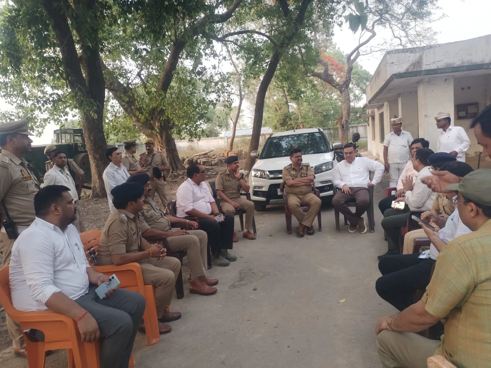 बहराइच:पीपा पुल पर धूल और अंधेरे का संकट होगा खत्म, जिलाधिकारी ने अधिकारियों को दी चेतावनी