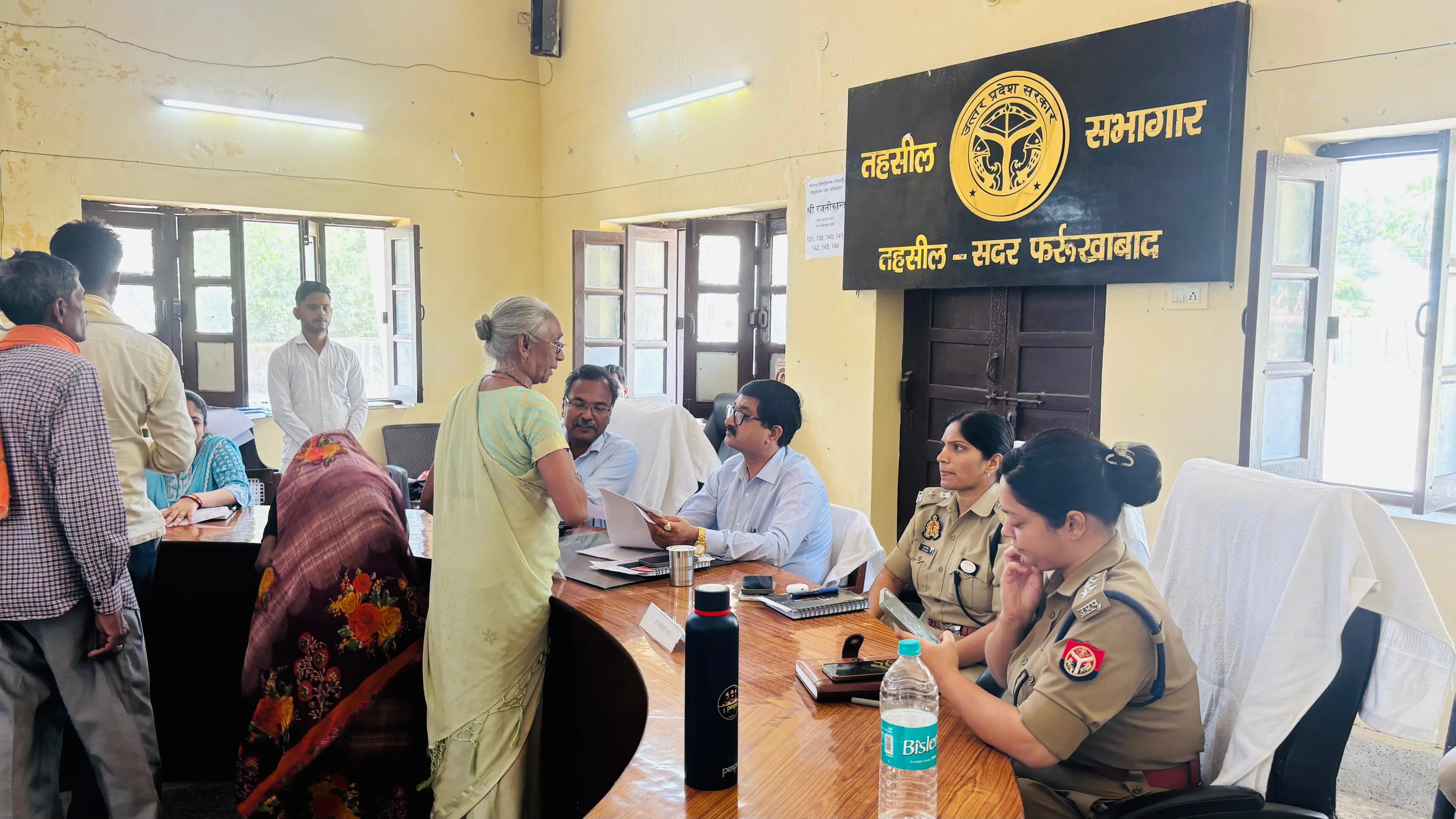 फर्रुखाबाद में डीएम एसपी ने तहसील सदर के संपूर्ण समाधान दिवस में सुनी शिकायतें 