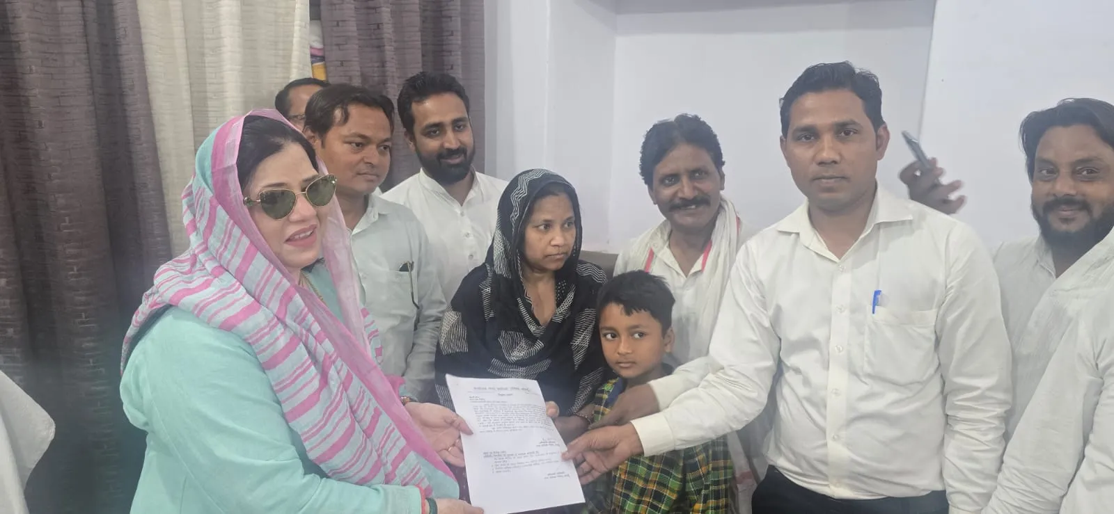 चेयरपर्सन ने सफाई कर्मचारी को सौंपा नियुक्ति पत्र 