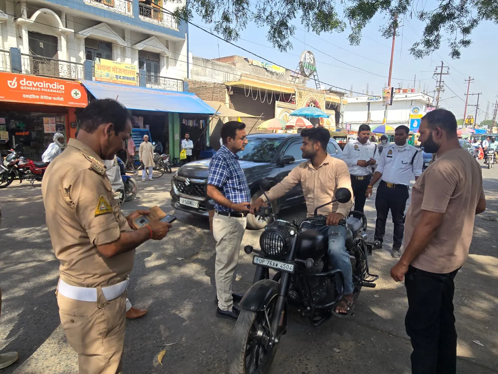  फर्रुखाबाद में  सघन चेकिंग अभियान चला  किया वाहन का चालान, लगाया रू0 17 हजार जुर्माना