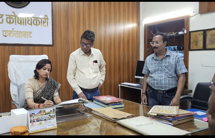 फर्रुखाबाद में नवागंतुक जिलाधिकारी डॉ अंकुर लाठर ने संभाली जिले की कमान
