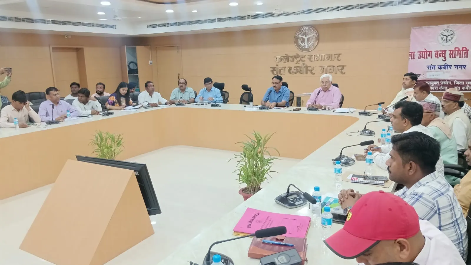 डीएम की अध्यक्षता में स्वरोजगारपरक योजनाओं की समीक्षा बैठक हुई आयोजित