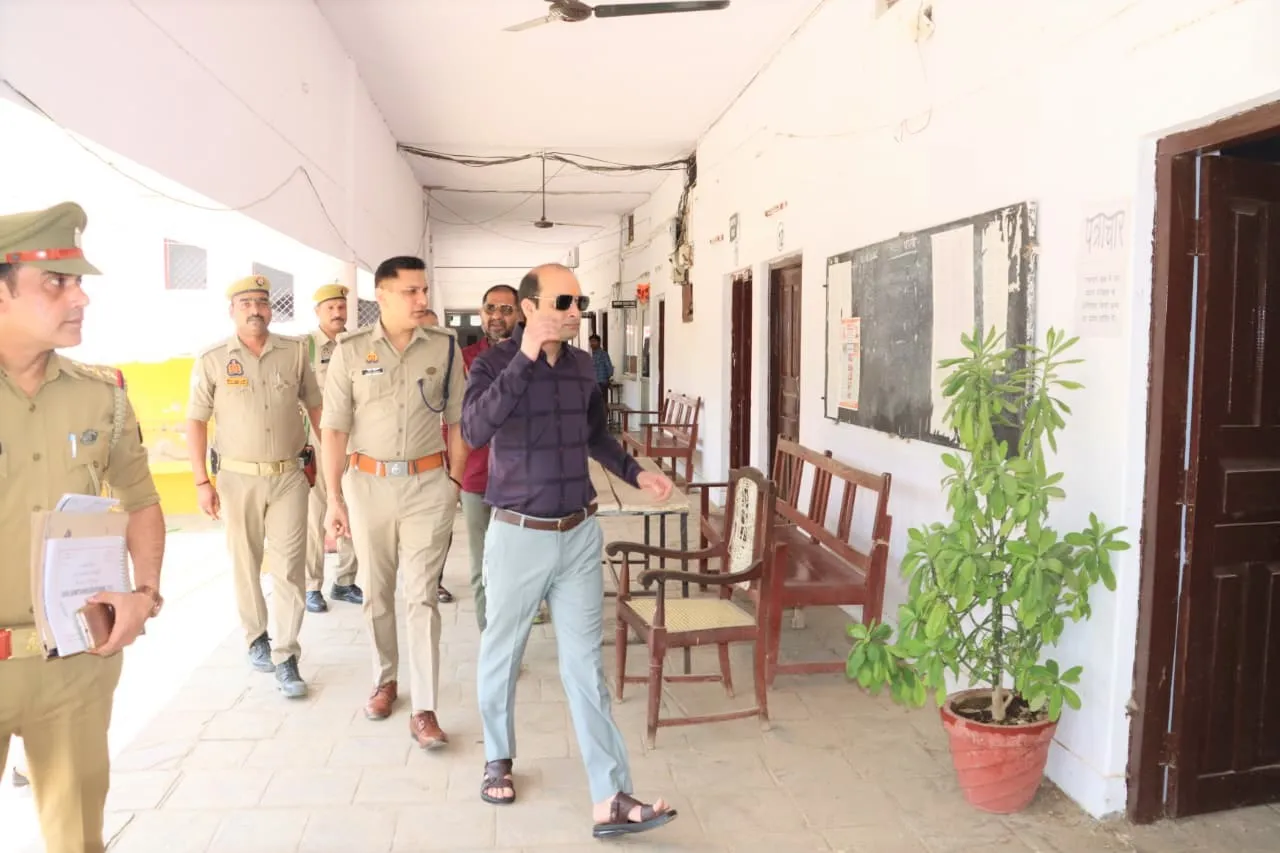 डीएम एवं एसपी ने होमगार्ड्स एनरोलमेंट परीक्षा के दृष्टिगत परीक्षा केन्द्रों का किया निरीक्षण