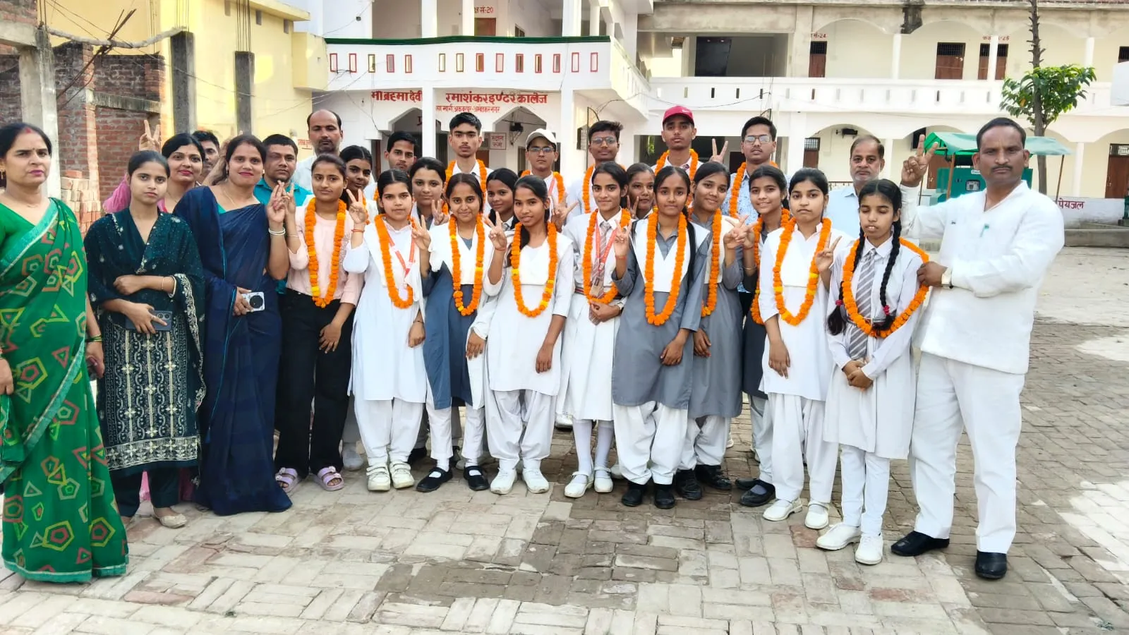 यूपी बोर्ड का रिजल्ट जारी, मां ब्रह्मा देवी रमाशंकर इंटर कॉलेज की छात्रा शालिनी गुप्ता ने बढ़ाया मान