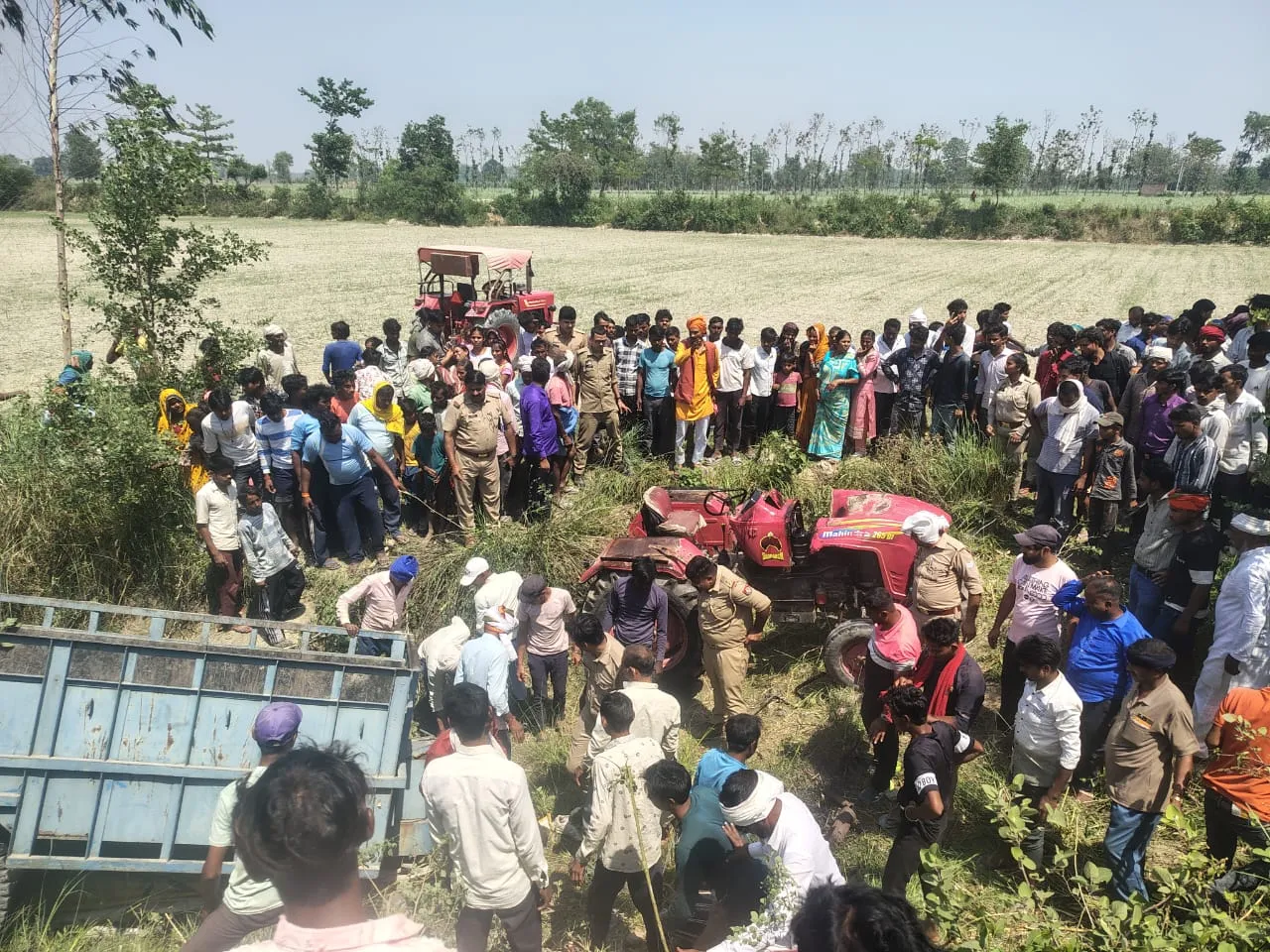 मुंडन कार्यक्रम में जा रही ट्रैक्टर-ट्रॉली पलटी, 5 की दर्दनाक मौत, 15 घायल।