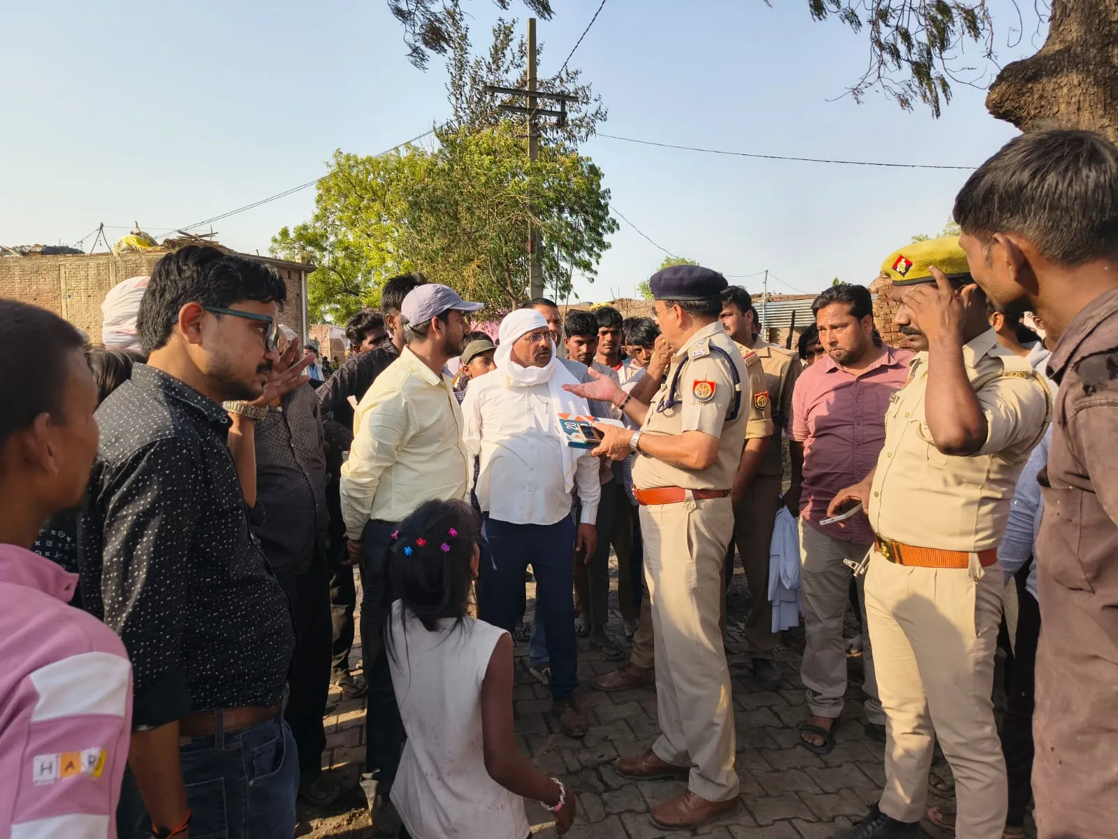 लोनियन पुरवा में अचानक लगी आग,45 घर जलकर हुये राख