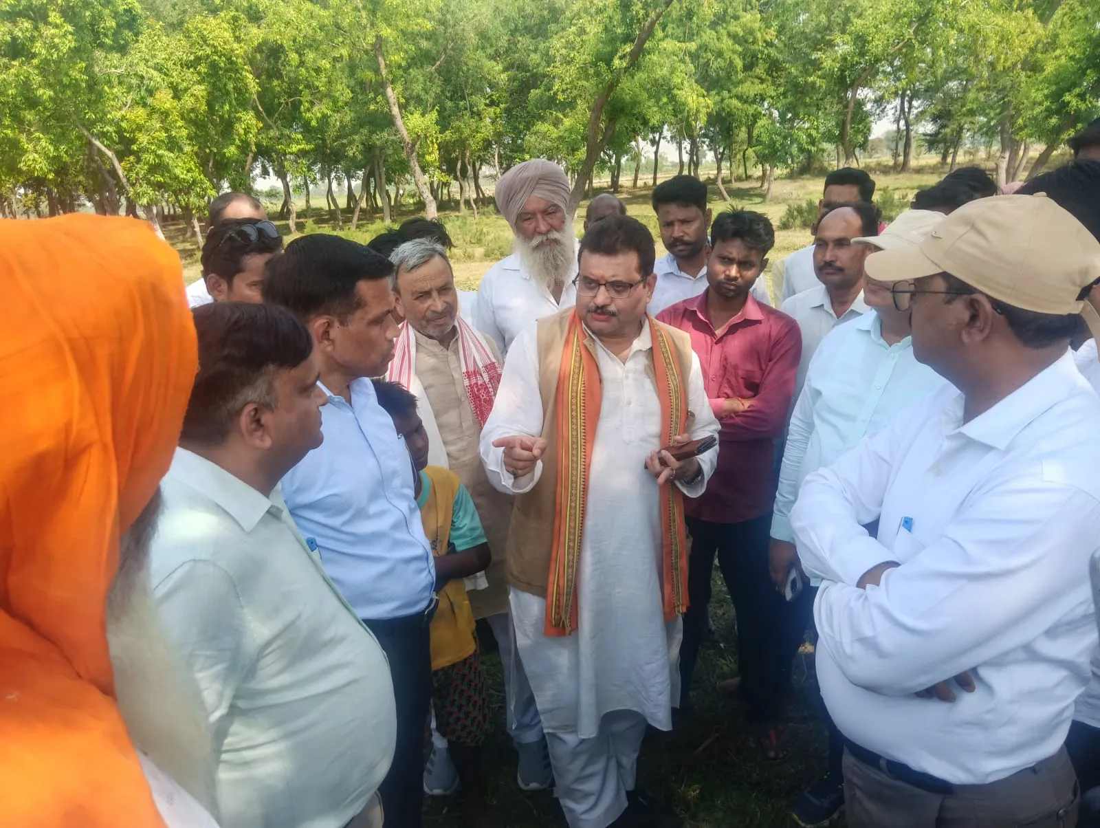 राजा राजेश्वर सिंह के साथ निघासन के शारदा क्षेत्र में अधिकारियों ने किया निरीक्षण