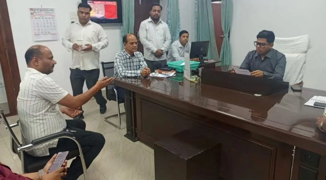 जनता दर्शन में डीएम ने सुनीं समस्याएं, अधिकारियों को दिए त्वरित निस्तारण के निर्देश