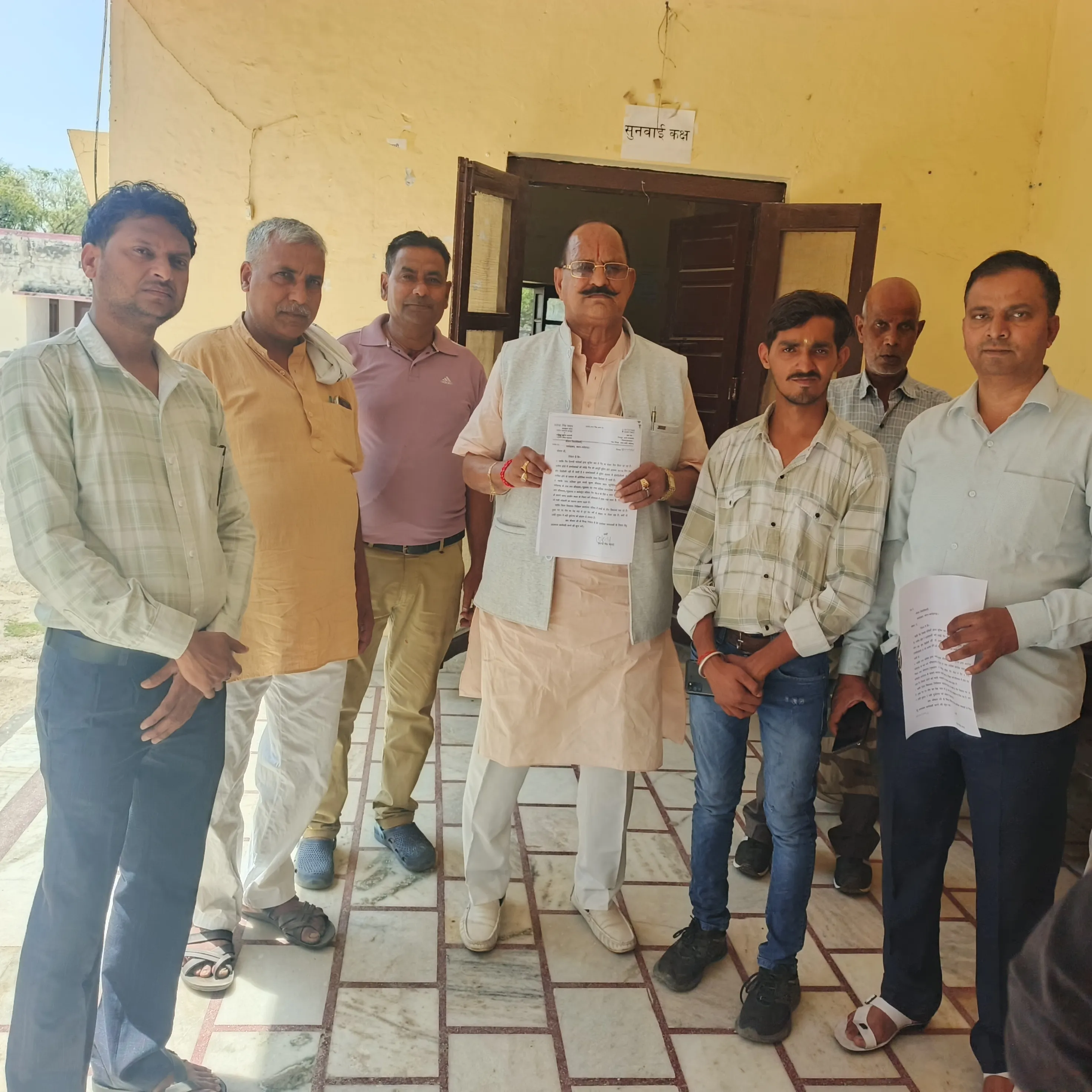 बुकिंग के बाद भी हॉकर पर्ची के प्रिंट मूल्य से लेता है अधिक पैसे