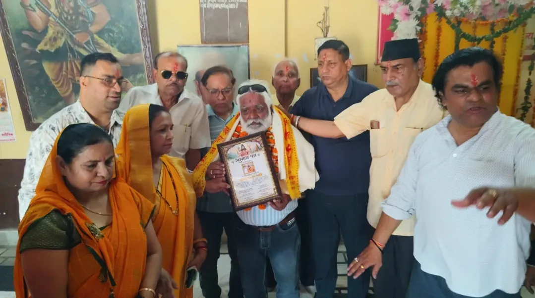 वरिष्ठ पत्रकार महेन्द्र शर्मा को सेवा निवृत्त होने पर जिला ब्राह्मण महासभा ने शॉल ओढ़ाकर सम्मानित किया