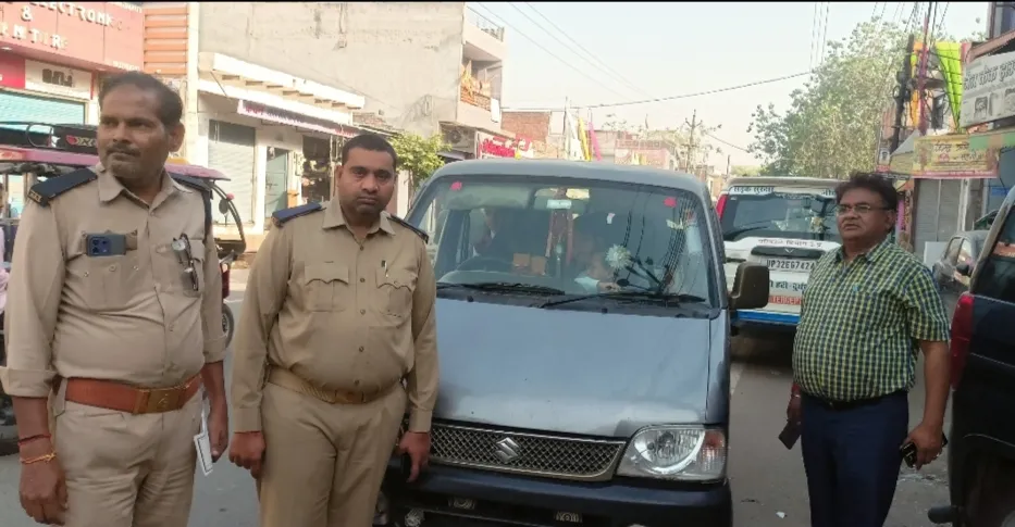 एआरटीओ ने स्कूल में लगे प्राइवेट वाहनों के खिलाफ चैकिंग अभियान चलाया