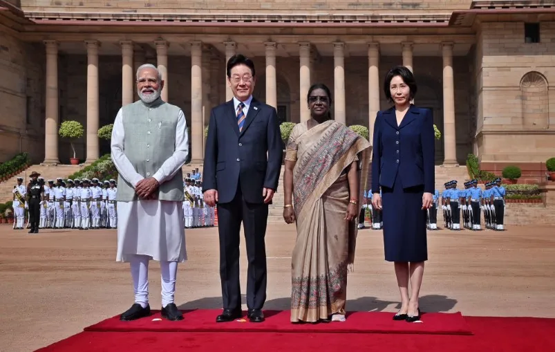 दक्षिण कोरिया के राष्ट्रपति का भव्य स्वागत, राजघाट पर गांधी को दी श्रद्धांजलि